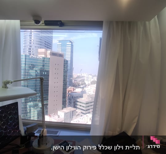 מנורת שולחן לבנה על שולחן עבודה